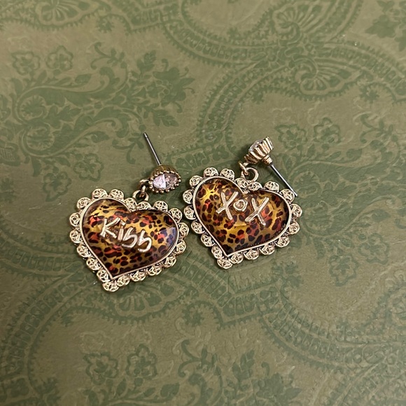 BETSEY JOHNSON Pink Leopard Heart Drop Earrings - Picture 2 of 3